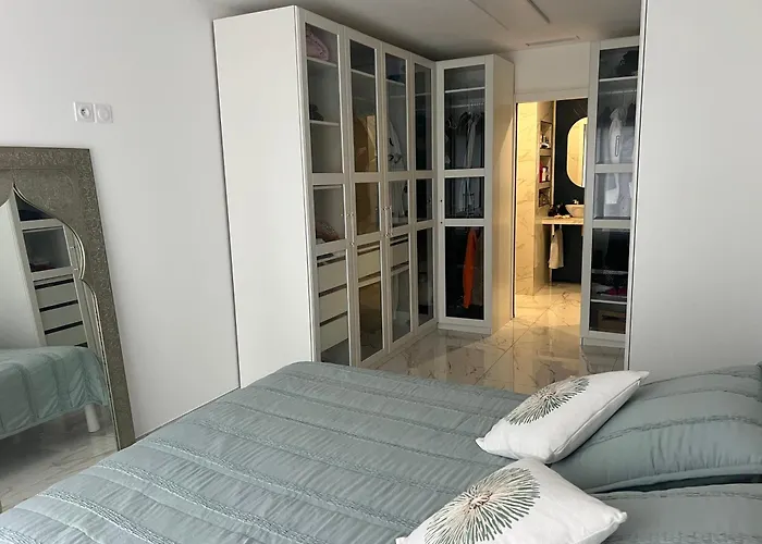 Alojamento de Acomodação e Pequeno-almoço Privee Acces Piscine *